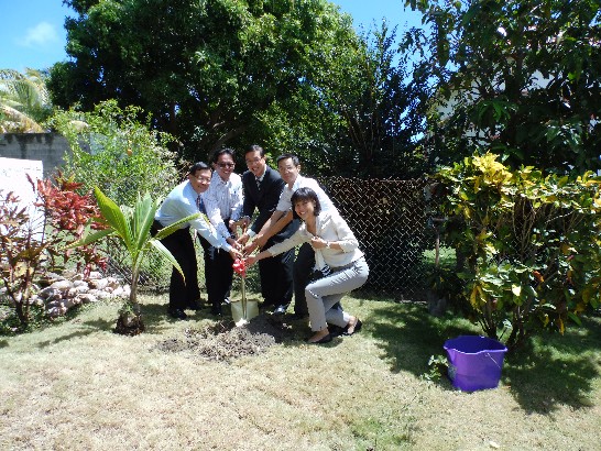 駐館曹大使(中)帶領同仁在3月12日植樹節當天種下椰子樹苗乙株。(左起)王秘書家倫、舒副參事俞敬、曹大使、陳秘書俊華及賴秘書韋君。