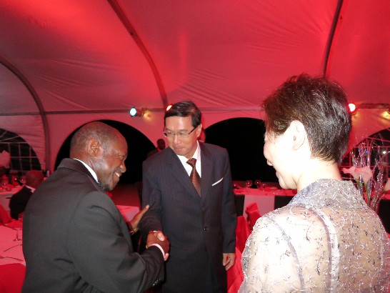 道總理席間向曹大使夫婦致意寒暄