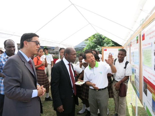 駐館曹大使引導道格拉斯總理參訪我雜糧作物品質與產品安全改進計畫攤位