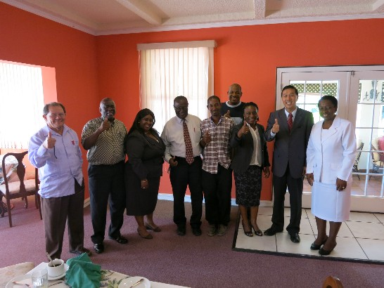 曹大使與克國台灣國合之友會會長Charles Williams(左4)、副會長Sonia Daley(右1)、總幹事Austin Weekes(左1)等主要幹部合影。