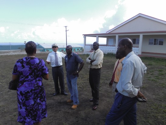 克國教育部次長Ionie Willett偕相關人員與駐館協調聖保羅育幼中心啟用典禮與場地佈置事宜。