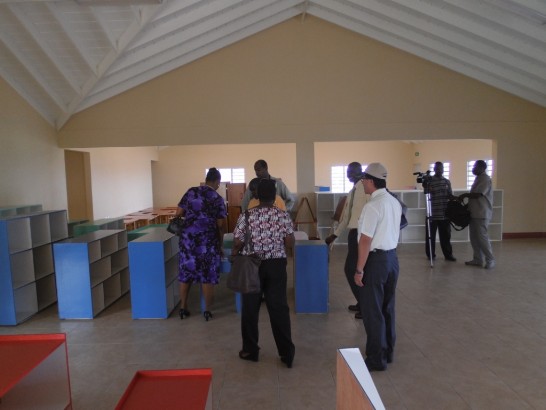 駐館會同克國教育部次長Ionie Willett 等勘察聖保羅育幼中心教室等。