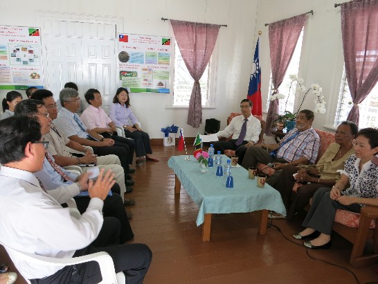 駐館同仁向副總督eustace John請益進行雙向交流。