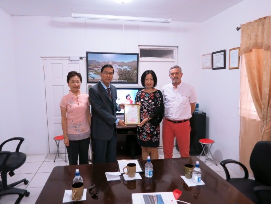 曹大使代表僑務委員會陳委員長士魁致頒彭僑務顧問聘書及賀函