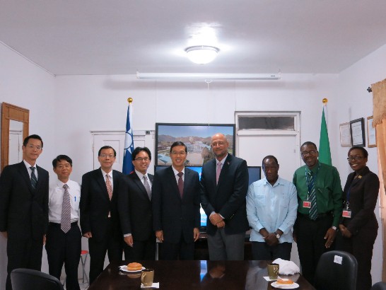 駐館曹大使(左5)與克國觀光部長Richard Skerritt(右4)、內閣秘書長Joseph Edmeade(右3)、海空港局局長Jonathan Bass(右2)及同仁合影。