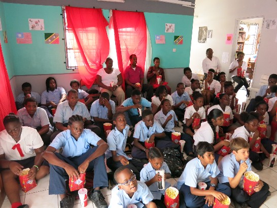 學校師生享用爆米花及汽水專注欣賞電影。