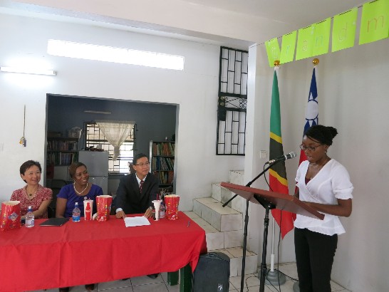 學生Jonelle Mills(右1)以中文演說感謝本館推動華語教學字正腔圓。