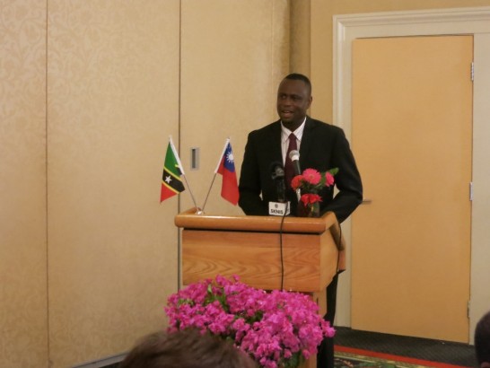 教育部長Nigel Carty勉勵獲獎學生勤於學業並做為代表克國之形象大使。