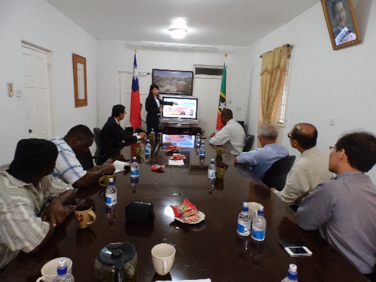 黃經理簡報HIS第一階段合作成果。