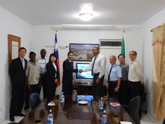 曹大使(左5)與克國科技部長Glenn Phillip(右4)、台克兩國ICT團隊及委辦壢新醫院許副院長詩典(右3)、凌網科技馬經理宜信(右1)等合影。