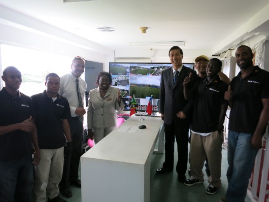 本館曹大使(右4)應克國國安次長Astona Browne(左4)大使及科技體育部長Glenn Phillip(左3)邀請視察我援建Warner Park體育場保全監視系統建置情形。