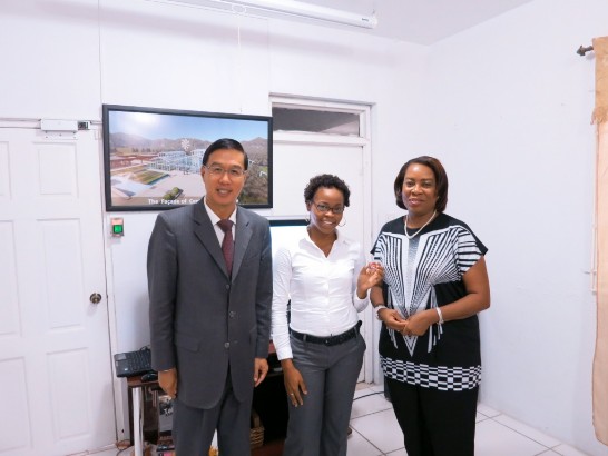 曹大使及W次長共同致贈受獎生台克兩國國旗徽章，期勉學生不辜負兩國政府美意。