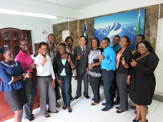 曹大使與W次長偕克國我獎學金受獎生合影留念。