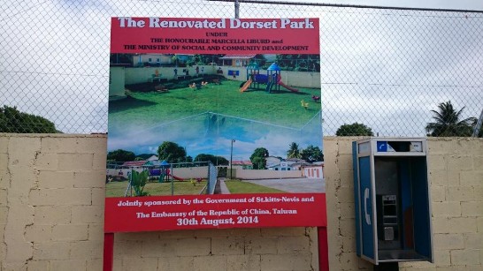 克國文化部在公園入口處架設大型看板介紹該公園係由台克兩國政府合作，期使社區民眾充分瞭解兩國政府之友好情誼。