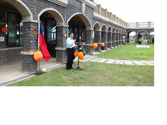 駐聖克里斯多福及尼維斯丘大使高偉(中立者)在慶祝雙十國慶南瓜節活動暨克國本土藝術畫作展開幕儀式致詞