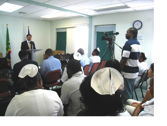 駐聖克里斯多福及尼維斯丘大使高偉(講台前站立者)在輪椅贈交儀式致詞