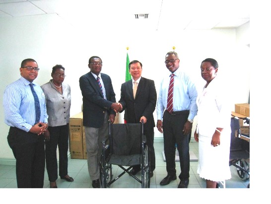 駐聖克里斯多福及尼維斯丘大使高偉（右3）代表我商嘜德有限公司捐贈20張輪椅，克國農業部長Eugene Hamilton（左3）代表克國政府受贈。