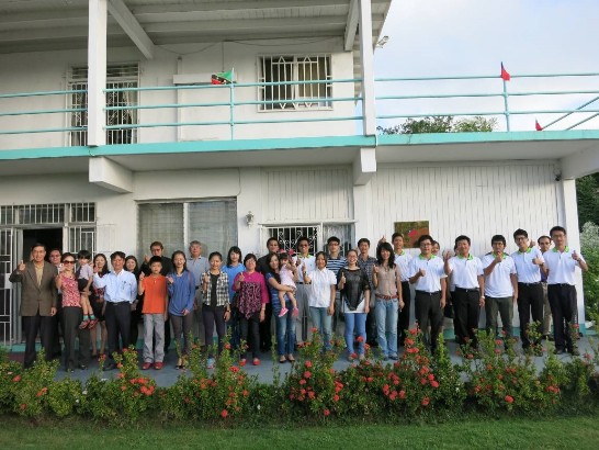 曹大使伉儷與全體與會者合照，齊喊「臺灣讚」