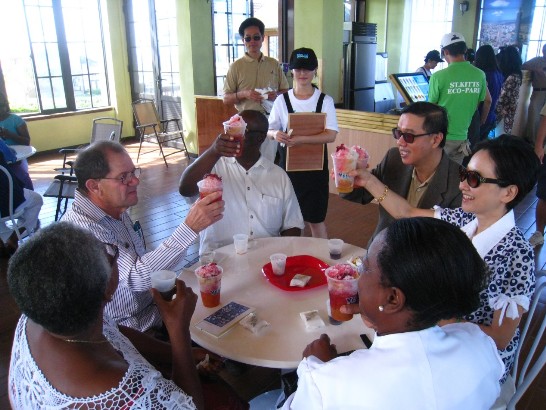 曹大使夫婦、克國駐臺大使Jasmine Huggins母親、Williams會長及其他貴賓品嘗冰品