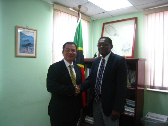 駐聖克里斯多福及尼維斯大使丘高偉（左）拜會克國農業暨衛生部長Eugene Hamilton（右）並合影留念