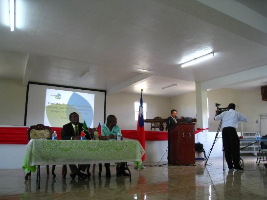 駐聖克里斯多福及尼維斯丘大使高偉（右）應邀致詞