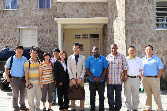 國合會考察團顏副處長一行(左5)赴尼島政府拜會農長Alexis Jeffers (左4)及次長Eric Evelyn(左3)。