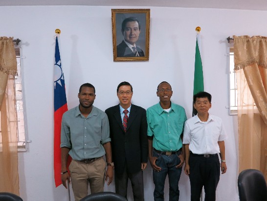 曹大使(左2)與參訓學員Javeim Blanchette(左1)及Quincy Bart合影。