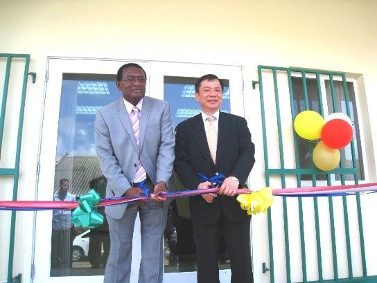 104年7月29日駐聖克里斯多福及尼維斯丘大使高偉（右）與克國農業部長Eugene Hamilton（左）共同為「蔬果雜糧作物品質與產安全改進計畫」新落成之「農藥殘毒檢驗」及「土壤肥力分析」等兩實驗室剪綵。