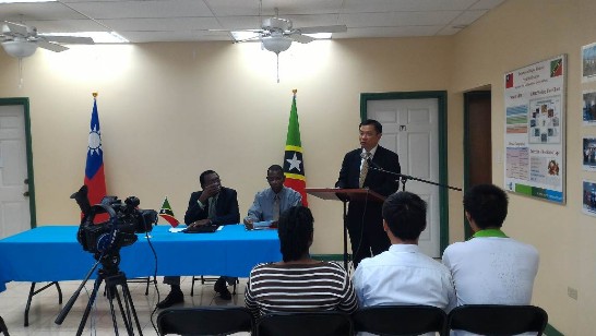 駐聖克里斯多福及尼維斯丘大使高偉(講台前站立者)在「聖克里斯多福及尼維斯食品加工商業化發展專家派遣計畫」簽約儀式致詞