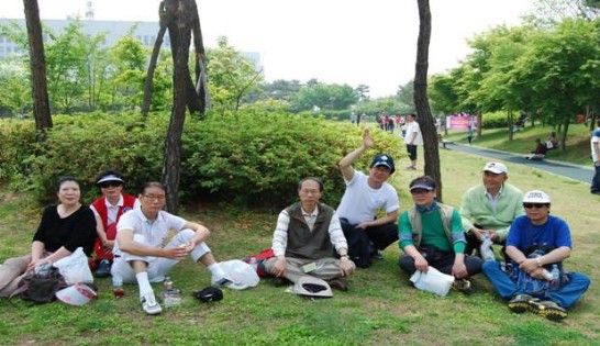 駐韓國台北代表處2013.5.25春季健行照片於目的地法國公園聯誼