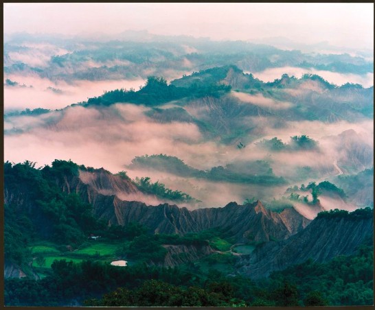 台南縣左鎮鄉的「月世界」泥岩地質水蝕力強，植被稀疏，景象荒涼，有如月球表面。（顏明邦  拍攝）