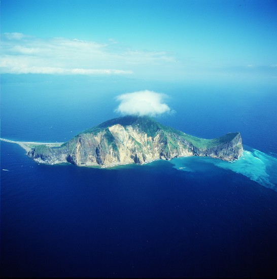 龜山島為孤懸在宜蘭外海的火山島嶼，以狀似海龜得名。(林明仁  拍攝)