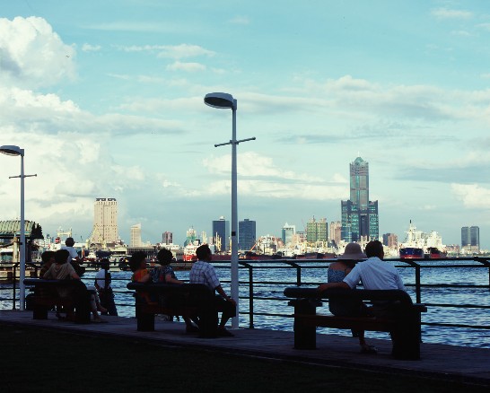 港都高雄市不僅有典型的都市景觀，更有名聞遐邇的西子灣風景區。（吳國本 拍攝）