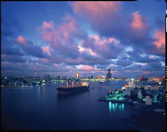 台灣第一大港、世界第六大貨櫃港─高雄港的港灣夜景。(王興勇  拍攝)