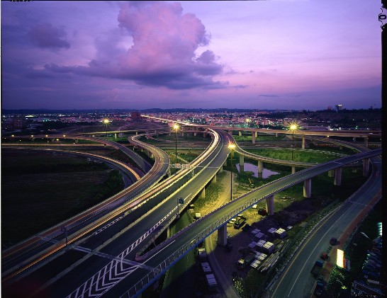 綿密的環島交通網連結高速公路、快速道路及城鄉道路，使交通便捷流暢。圖為高雄鼎金交流道夜景。（顏明邦  拍攝）