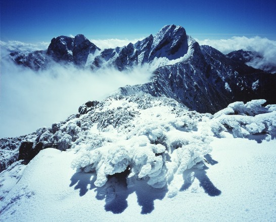 台灣最高的玉山主峰，冬季冰雪期長達四、五個月，有「熱帶雪山」之稱。（謝新添  拍攝）