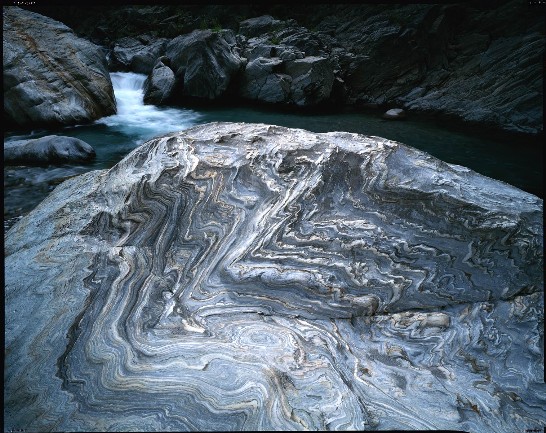 花蓮太魯閣國家公園神秘谷巨石林立，石面紋路訴說著千萬年來的風霜歲月。（康村財　拍攝）