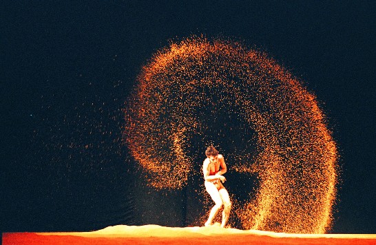 雲門舞集「流浪者之歌」，以豐富的肢體語言，將橙黃色的稻穗潑灑到天空，表達內心豐收的喜悅。（陳啟迪　拍攝）