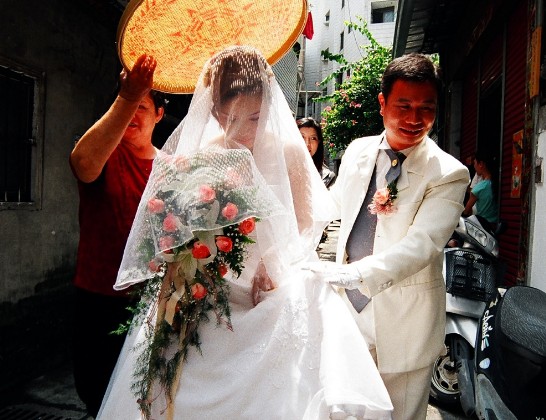 台灣傳統的結婚迎娶儀式，與現代化的生活相映成趣。(黃正昌  拍攝)