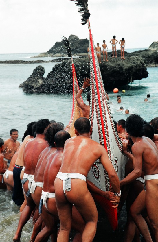 蘭嶼達悟族人歡慶新獨木舟下水啟用，展現力與美。（莊茂琴　拍攝）