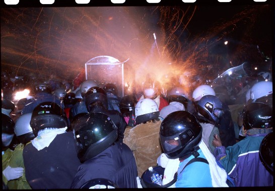 各方民眾頭戴安全帽鑽入煙霧迷漫的台南鹽水元宵節蜂炮陣中，盡興追求來年的興旺。(葉銘源  拍攝)