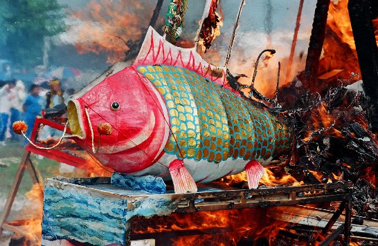 農曆七月為台灣民間的「鬼月」。燒王船祭典中，鯉魚公烈火沖天，藉以驅除鬼魔。（郭英平　拍攝）