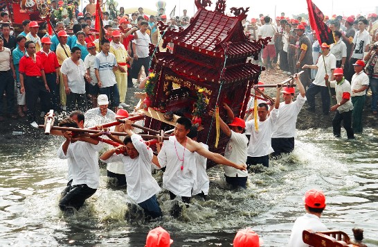 嘉義嘉應廟每年農曆三月二十七日舉行神轎進水迎神活動，祈求風調雨順，國泰民安。（莊茂琴攝）