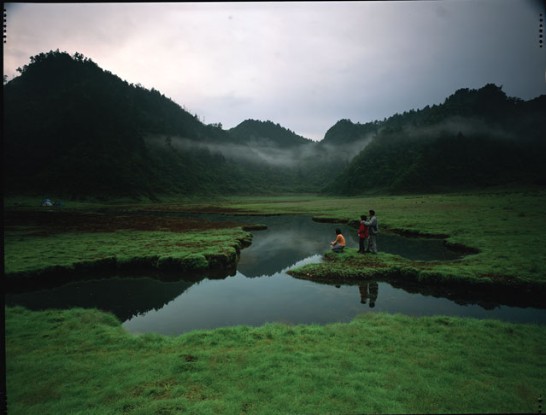 「17세의 호수」및 「환상의 호수」라 불리우는「송라호(松蘿湖)」   는 맑고 깨끗하며 경치가 아름답다. (林俊旺 촬영)