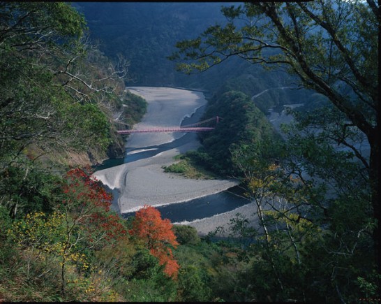 타이완 북부를 가로지르는 바링교(巴陵橋)의 아름다운 경치를 멀리  서 바라보면 마음이 확 트이고 기분이 상쾌해진다. (林金樹 촬영)
