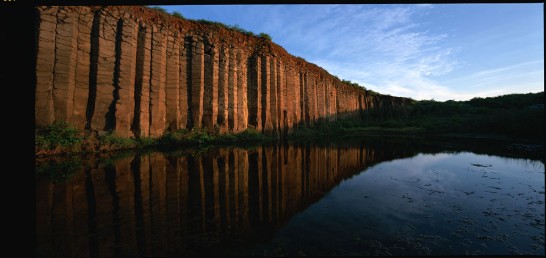 펑후군도(澎湖群島)는 타이완 3대 화산의 하나이며, 화산 용암의 냉각으로 형성된 현무암 기둥모양의 절리(節理)는 기괴하고 독특한 모양을 하고 있다. (李明宗 촬영)