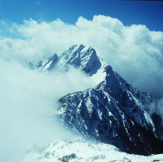 위산(玉山)은 대만의 봉우리로서 동북아지역에서 제일 높으며, 그 높이는 3,952m이며, 겨울철에는 새하얗게 흰 눈이 내린다. 