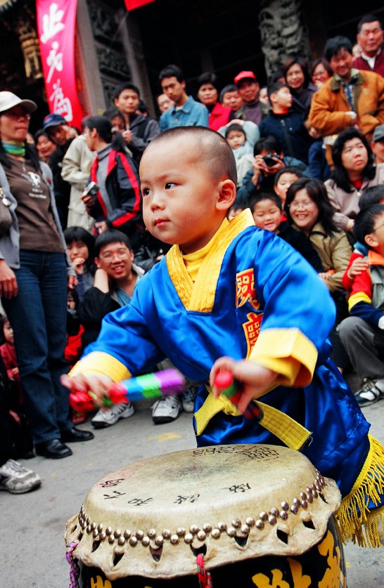 사찰에서 신을 맞이하는 의식으로 아버지는 아들에 기술을 전수해주고, 북을 치면서 신에게 전달하는 연기를 펼치며, 스승이 제자에게 그 기법을 전수하는 가장 좋은 사진이다.  (陳鴻昌 촬영)