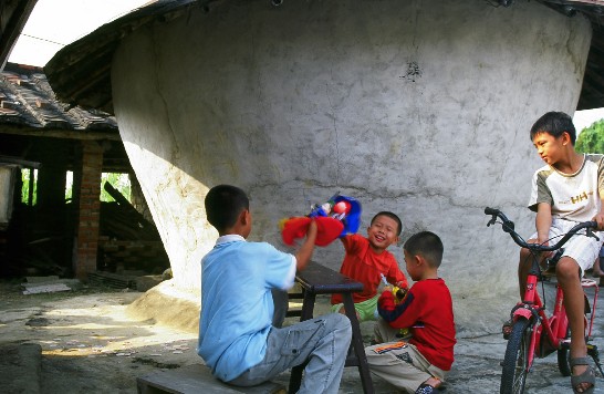 부다이시(布袋戱) 연극은 대만 전통 연극이다. 마을의 어린아이가 민첩한 손놀림으로 마음속에 내재된 기쁨을 표출하고 있다. 