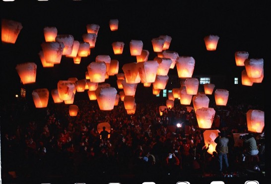 방티엔덩(放天燈)」(天燈을 하늘로 날리는 의식)은 핑시향(平溪鄕) 지역에서 정월대보름날에 행하는 민속행사로서, 예전 부락주민들이 토비(土匪)들이 떠난 후 띄웠던 「평안등(平安燈)」이다. 해음(諧音)은 하늘에 알린다는 의미가 있어서 「티엔공떵(天公燈)」또는 「티엔딩떵(添丁燈)」이라고 불리기도 한다.  (葉銘源 촬영) 